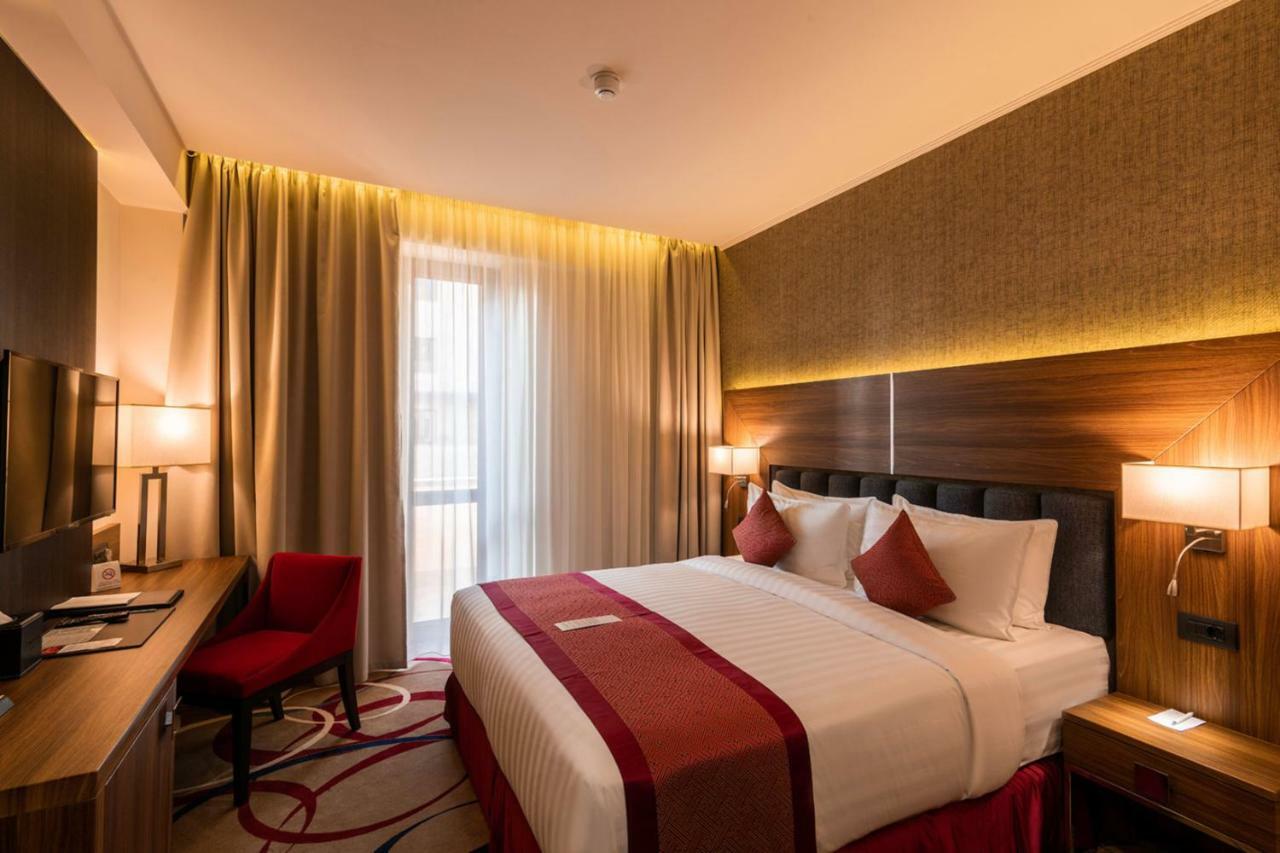 Ramada Hotel & Suites By Wyndham Yerevan Exterior photo