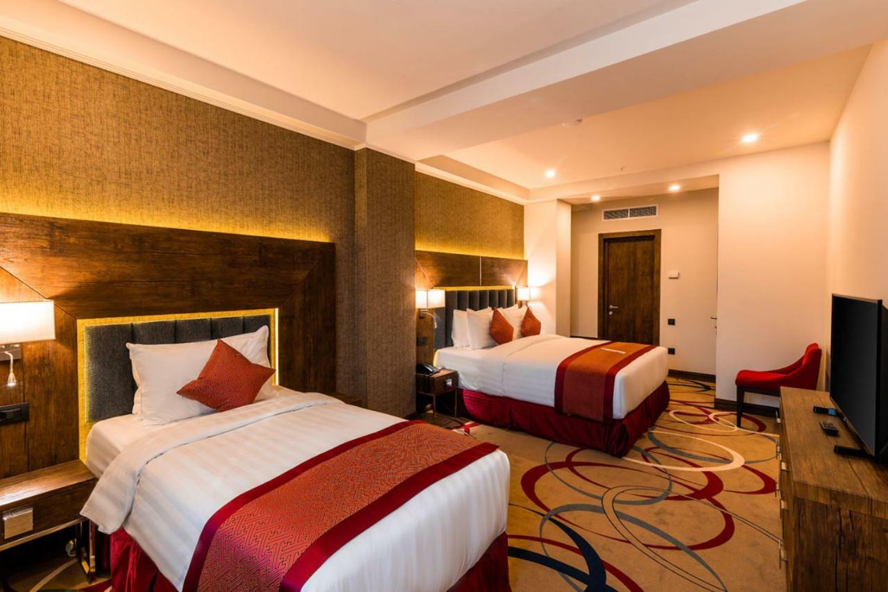 Ramada Hotel & Suites By Wyndham Yerevan Exterior photo